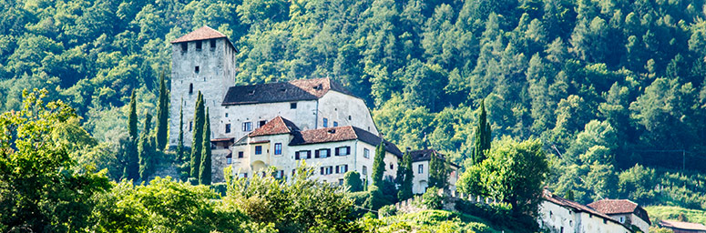 Schloss Lebenberg oberhalb Tscherms, mitten im Grünen auf eine Anhöhe